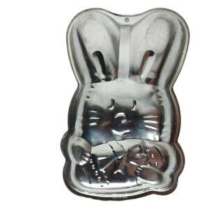 Vintage Midwestern Home Easter Bunny Rabbit Cake Pan